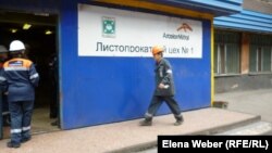 «АрселорМиттал Теміртау» компаниясының жұмысшысы цехқа кіріп барады. Теміртау, 2013 жылдың сәуірі.