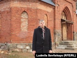 Михаил Никулин у закрытой кирхи в Лаврах