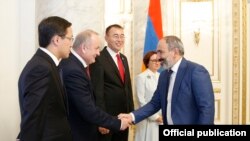 Премьер-министр Армении Никол Пашинян (справа) с главами центральных банков стран ЕАЭС. Ереван, 17 сентября 2018 года.