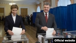 Ukrainian President Petro Poroshenko and his wife, Marina, vote in local elections ini Kyiv on October 25.
