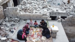 Вечерний Ифтар (разговение) мусульманской семьи в Рамадан среди развалин. Идлиб, 4 мая 2020 года