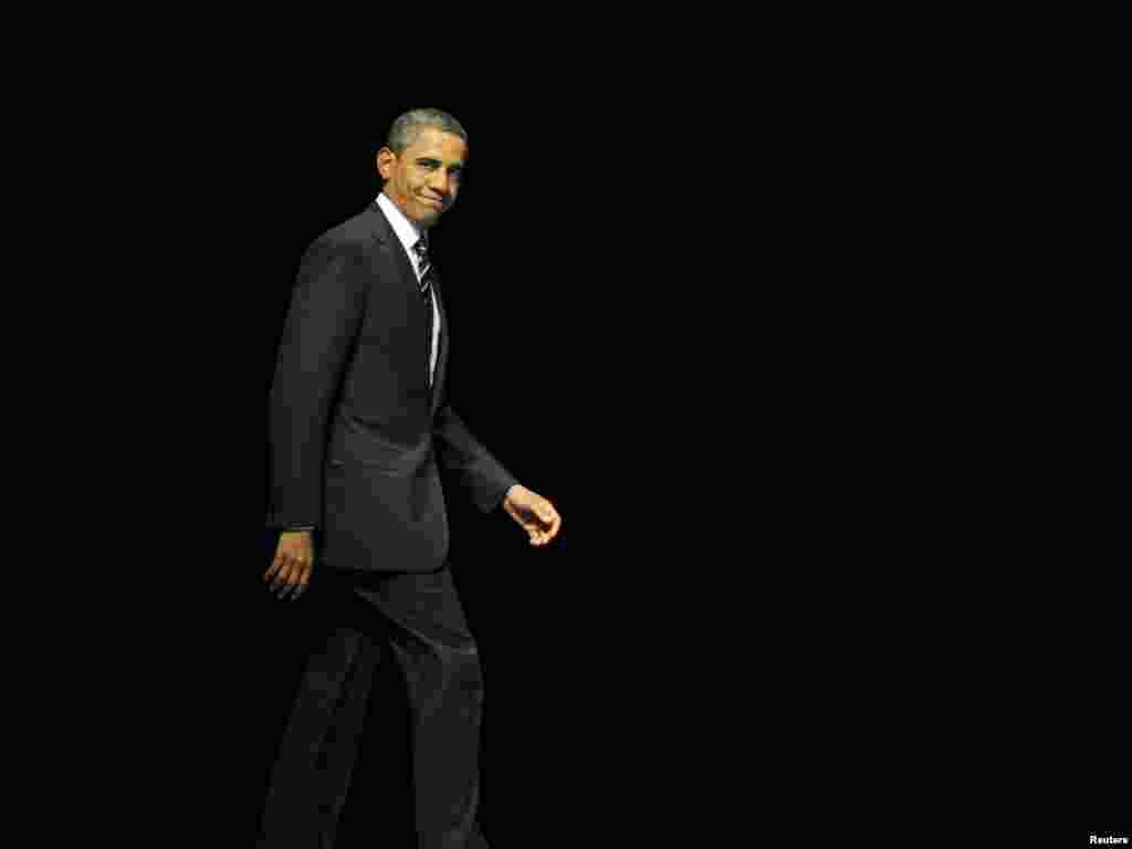 АҚШ президенти Барак Обама Каннда Катта 20 лик саммитидан кейин матбуот анжуманига кетмоқда. (Ройтерс учун Тоби Мелвилле сурати)