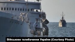 Україна - Розвідувальний корабель «Приазов’я» проекту «864» ЧФ Росії, під час спецоперації ВМС України в Азовському морі (на задньому плані)