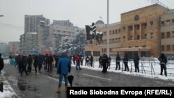 Protestatari la Skopje în fața clădirii Parlamentului
