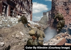 Soviet soldiers fighting amid the rubble of Stalingrad.