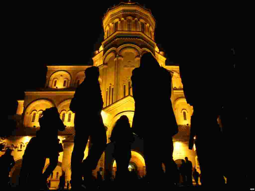 Credincioși georgieni la Catedrala Trinității din Tbilisi la slujba de Crăciun - Photos by AFP, epa, and RFE/RL