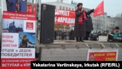 Одна из выступивших на митинге в Иркутске – в годовщину "Великого Октября", 7 ноября 2013 г. 
