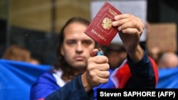 Австралия. Россиянин сжигает свой паспорт во время акции протеста против вторжения России в Украину. Сидней, 26 февраля 2022 года
