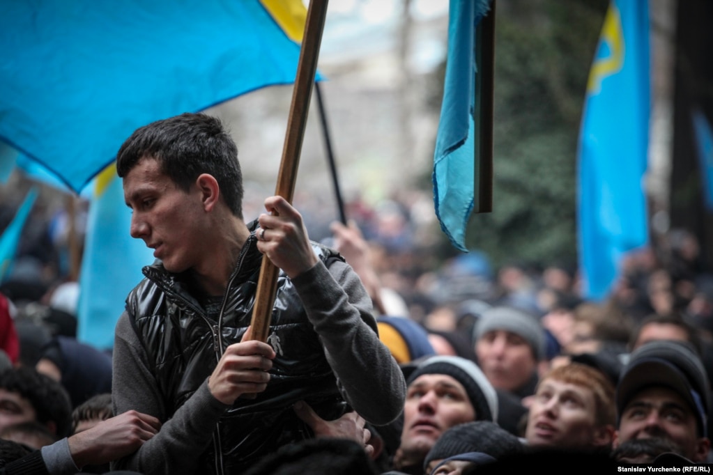 Участник события с крымскотатарским флагом