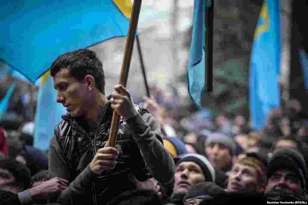 Учасник події з кримськотатарським прапором