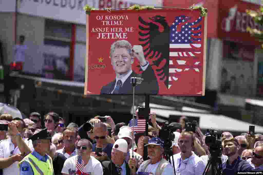 КОСОВО - Со низа манифестации во Приштина се одбележа 20-годишнината од влегувањето на НАТО силите на Косово. На нив учествуваа и поранешниот американски претседател Бил Клинтон и екс-државната секретарка Медлин Олбрајт.