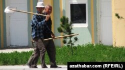 Turkmenistan - Man with shovel in Turkmenabat, 03May2013