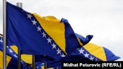 Прапор Боснії та Герцеговини над будівлею парламенту в Сараєві