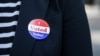 SUA - Lisa O. poartă un sticker autocolant „Am votat astăzi!” după ce și-a exprimat votul la Primăria din Philadelphia, Pennsylvania 