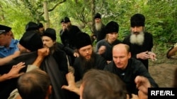 Ченці намагаються повернути собі будинок у Свято-Троїцькому монастирі. Фото Олександра Калашникова, 8 серпня 2009 року