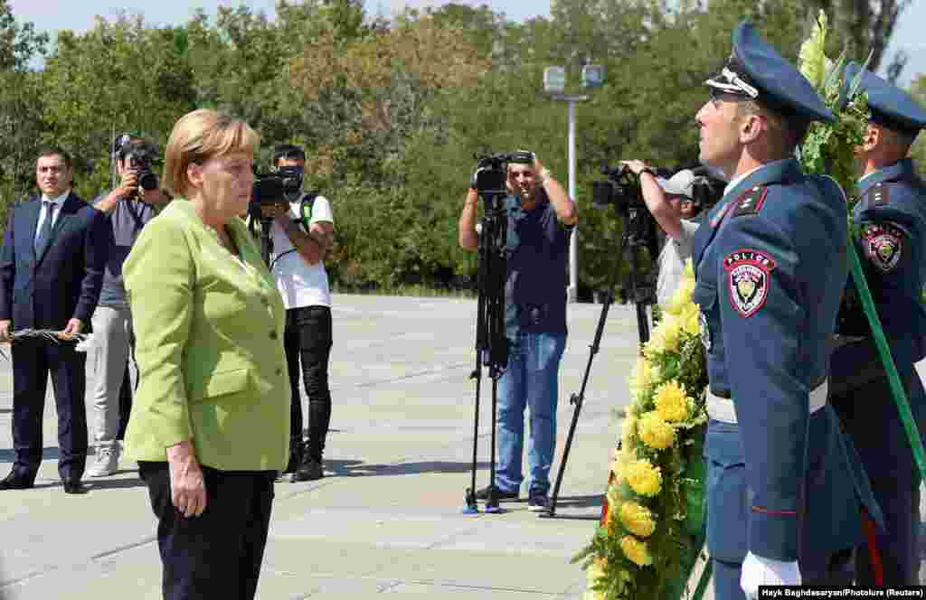 Канцлер Меркель Еереванда Армяндар геноциді ескерткішіне барып тағзым етті.&nbsp;