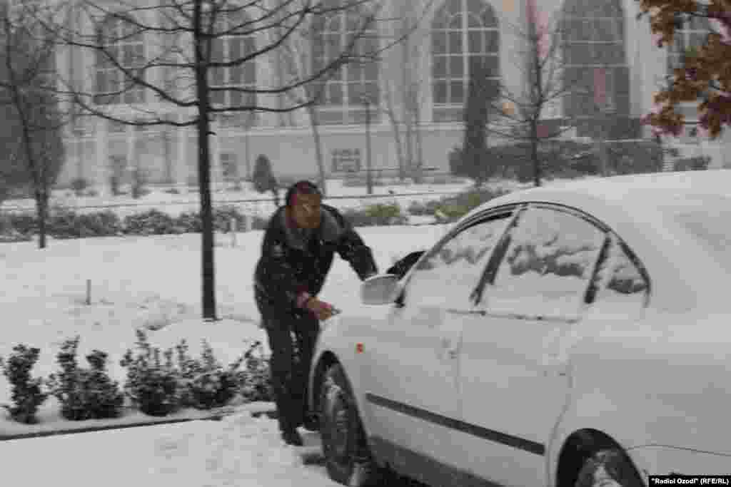 Tajikistan -- Snowfall in Dushanbe, 27Dec2012