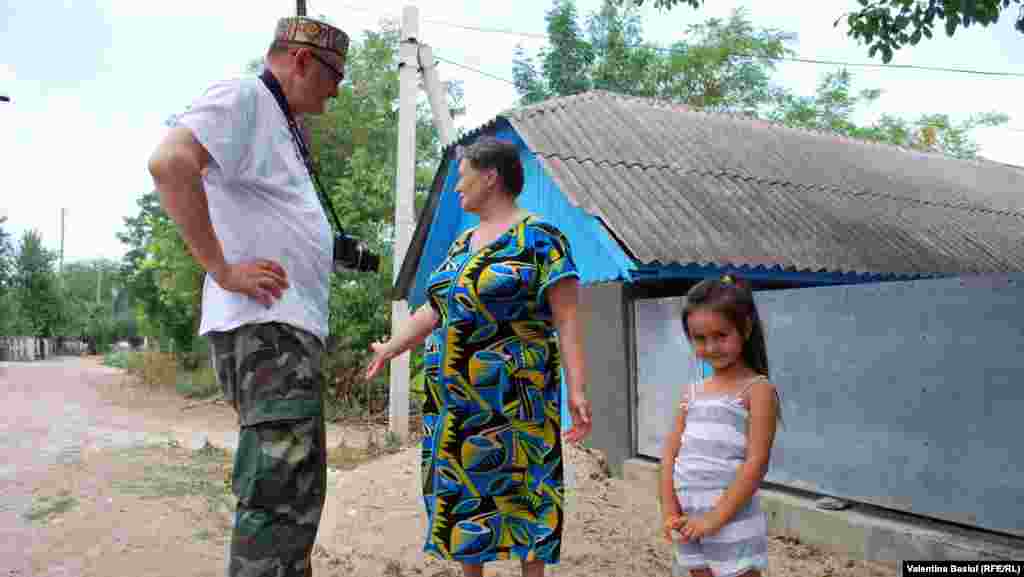 Vasile Botnaru vorbește cu oamenii din sat