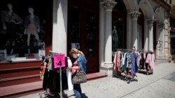 Покупатели рассматривают одежду у возобновившего работу магазина на Бродвее. Нью-Йорк, 22 июня 2020 года.