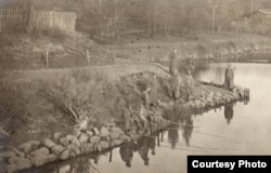 Prizonieri la pescuit în lagărul Dänholm-Stralsund, pe malul Mării Baltice (Foto: Expoziția Marele Război, 1914-1918, Muzeul Național de Istorie a României)