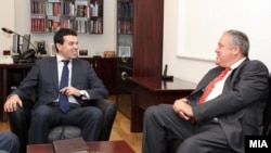Средба на Министерот за надворешни работи Никола Попоски со Известувачот за Македонија во Европскиот парламент, европратеникот Ричард Ховит.