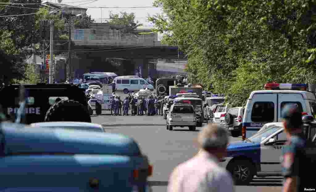 Полицейские машины блокируют въезд в ереванский район Эребуни, где&nbsp;активистами движения &quot;Учредительный парламент&quot; был захвачен полицейский участок.&nbsp;