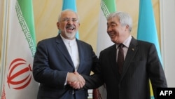 Иранскиот министер за надворешни работи Мохамед Џавад Зариф со неговиот казахстански колега Јерлан Идрисов. 