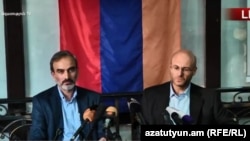 Жирайр Сефилян (слева) и Варужан Аветисян на пресс-конференции, Ереван, 23 августа 2018 г. 