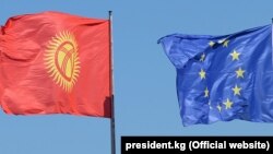 Кыргызстан менен Европа Биримдигинин желектери.