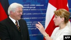 German Foreign Minister Frank-Walter Steinmeier with his Georgian counterpart, Ekaterine Tkeshelashvili, in Tbilisi