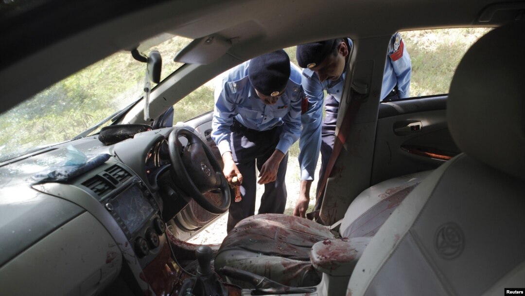 Police collect evidence from the car in which Chaudhry Zulfikar was traveling when he was attacked.