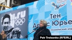 Татьяна Тарасова выступает на церемонии открытия мемориальной доски памяти фигуриста Дениса Тена. Алматы, 7 ноября 2018 г.