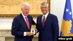 Fostul președinte american Bill Clinton și președintele kosovar hașim Thaci, Pristina, 11 iunie 2019