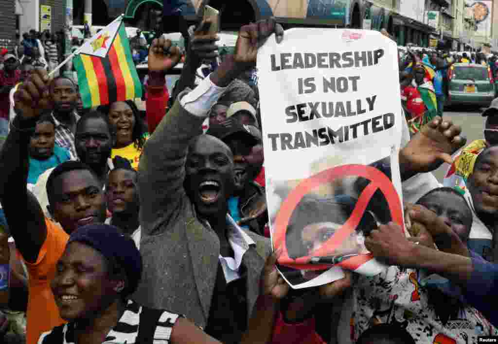 Zimbabwe - Protesters calling for Zimbabwean President Robert Mugabe to step down, 18Nov2017