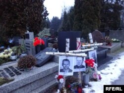 Могили «проклятих солатів» на варшавському кладовищі Повонзки, знайдені професором Кшиштофом Шваґжиком. У роки комунізму поверх цих могил ховали «заслужених комуністів»