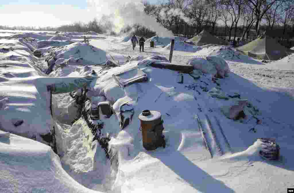 A trench and positions of a Ukrainian volunteer battalion are covered with snow not far from the eastern city of Lysychansk. (epa/Ivan Boberskyy)