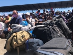 Люди на пограничном посту «Жибек Жолы» в Туркестанской области, 3 июля 2020 года.
