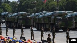 Балістична ракета середньої дальності DF-26 (на фото – на параді в Пекіні у 2015 році) – ода з тих, які можуть вдарити по американських військових об’єктах на острові Гуам