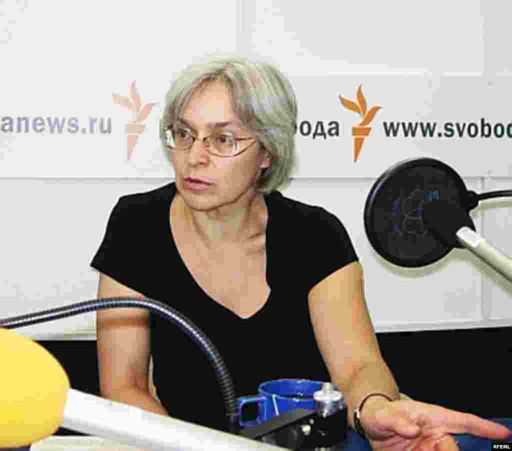 Russia--Politkovskaya, Anna, Feb2006 PolitShow - Анна Политковская Чеченистондаги “қонли урушга” президент Владимир Путин раҳбарлик қилганини ва унинг даврида Россияда авторитар кайфиятлар кучайиб бораётганини тинимсиз танқид қилган. Бу сурат Озод Европа/Озодлик радиосига охирги марта интервью бераётган пайтда олинган. Озод Европа/Озодлик радиоcи фото
