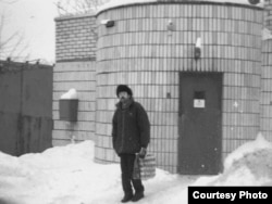 Вячаслаў Сіўчык выходзіць з Акрэсьціна. 2000 год