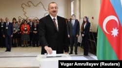 Ադրբեջանի նախագահ Իլհամ Ալիևը քվեարկում է ընտրություններում, արխիվ