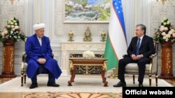 Президент Узбекистана Шавкат Мирзияев с муфтием страны Усманханом Алимовым. Ташкент, 6 января 2020 года. Фото с сайта президента РУз.