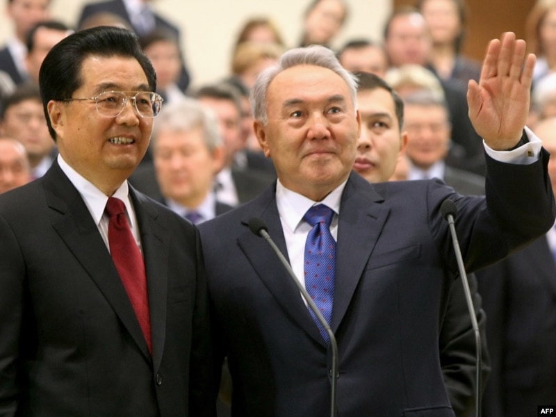 Председатель Китая Ху Цзиньтао и президент Казахстана Нурсултан Назарбаев на церемонии запуска трубопровода Казахстан - Китай. Астана, 12 декабря 2009 года