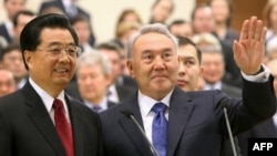 Presidents Hu Jintao (left) of China and Nursultan Nazarbaev of Kazakhstan officially open a pipeline in Astana.