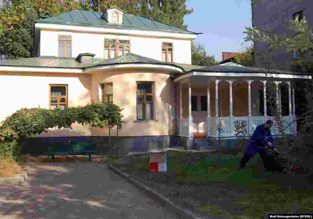 Здесь Мухтар Ауэзов жил вместе с женой Валентиной Кузьминой, сыном Ернаром, дочерью Лейлой и с сестрой Умией.