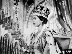 Regina Elisabeta II purtând coroana Sfântului Eduard, la ceremonia de încoronare, Londra, 2 iunie 1953.