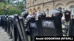 Митинг начался в 10.00. Вход в парламент был перекрыт силовиками