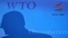 Силуэт мужчины на фоне логотипа Всемирной торговой организации (ВТО). Иллюстративное фото.