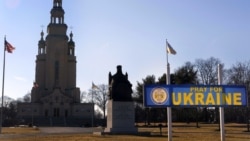 Надпись с призывом молиться за Украину возле церкви в городке Саут-Баунд-Брук (США). Иллюстративное фото