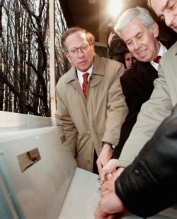 АҚШ сенаторлары Сэм Нанн (сол жақта) және Ричард Лугар (ортада) Украинада совет кезінде құпия саналған базадағы ядролық қаруды символикалық тұрғыда жою рәсімінде. 1996 жыл.